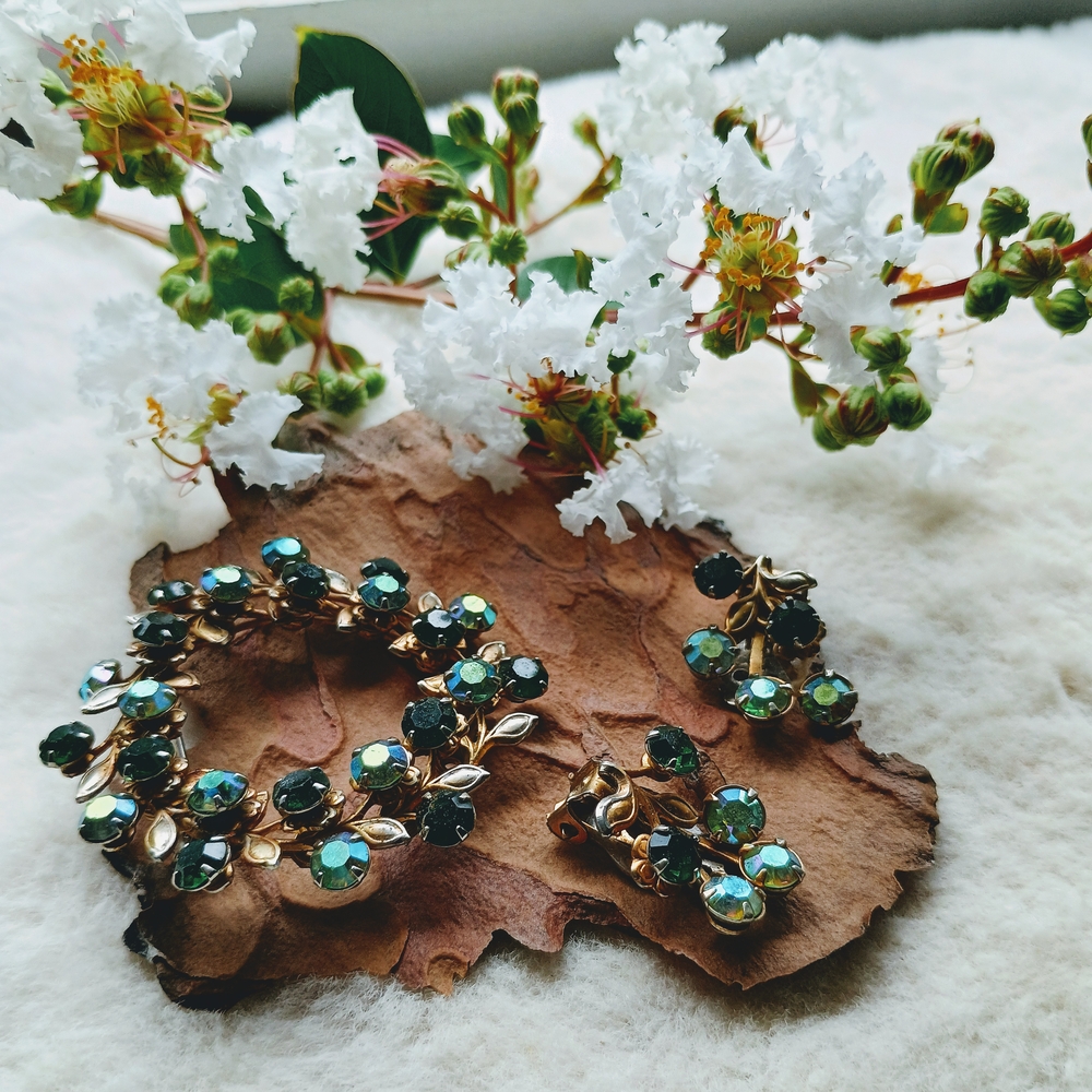 Vintage Gold Tone & green AB Crystal Wreath Brooch W Matching Clip-on Earrings